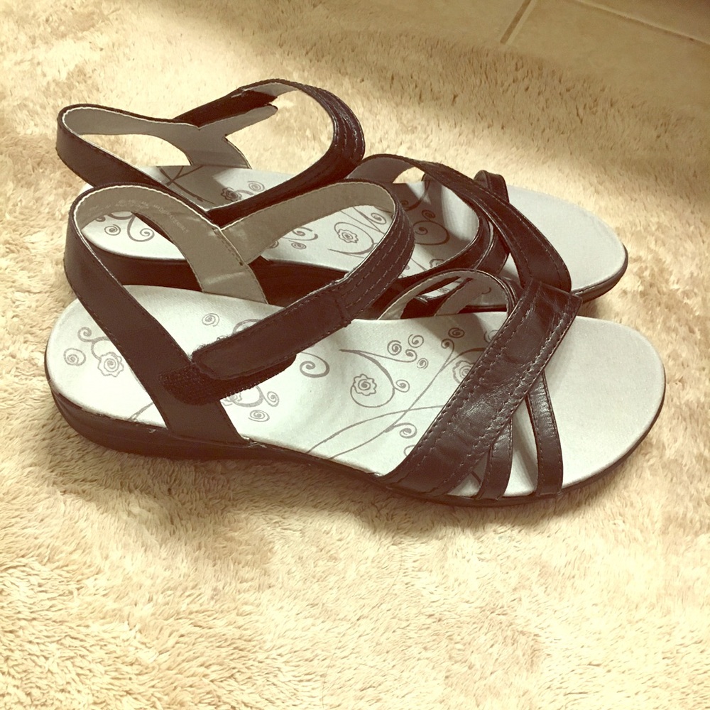 Bear Traps size 9 Black leather sandals